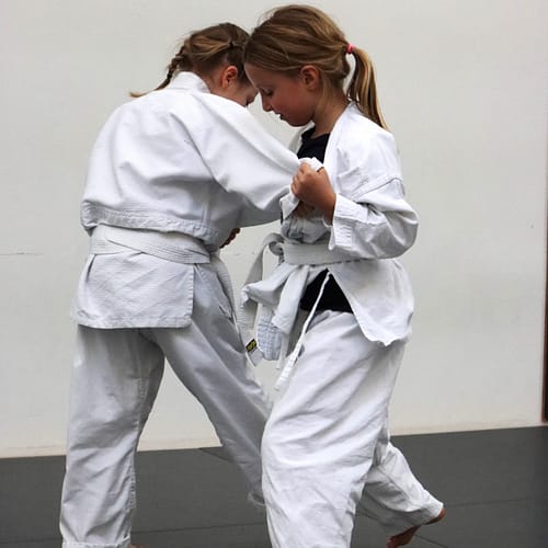 Kinder lernen den Gegner auf den Boden zu bringen bei Foreveryone BJJ